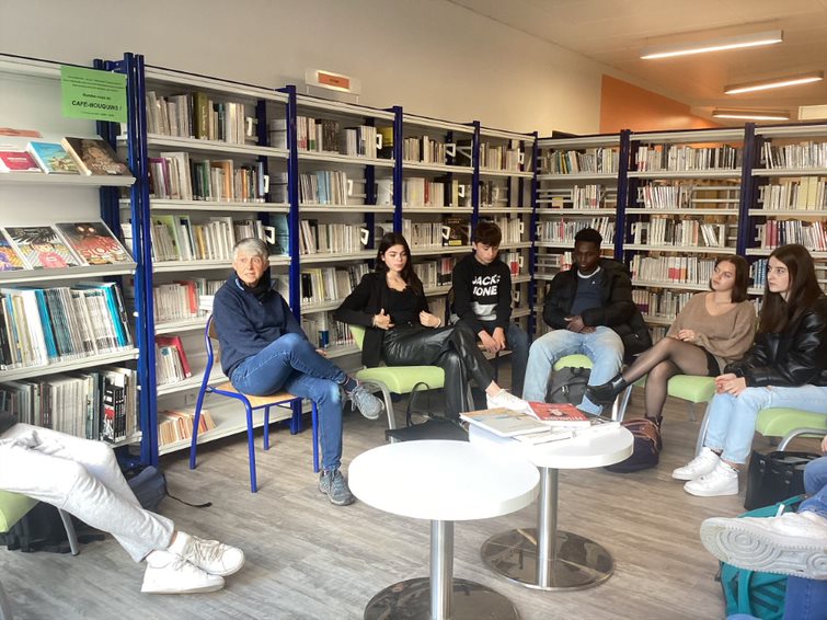 Jeunes en librairie
